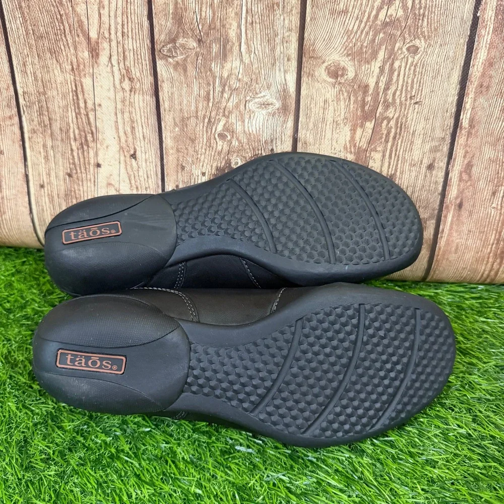 Taos Uppity Loafers Womens sizee 7.5 Black Leather Buckle Comfort